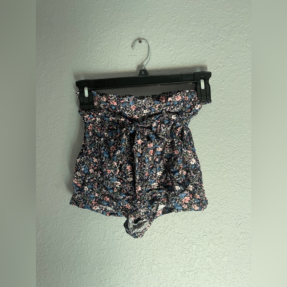 Hollister high waist floral paper bag shorts XS - worn once